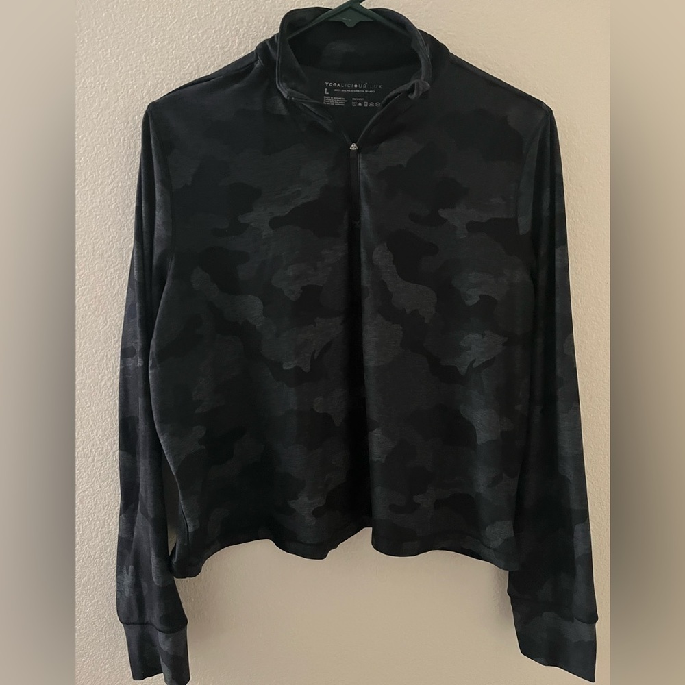 Yogalicious Camo 1/4 zip Long Sleeve Top size L